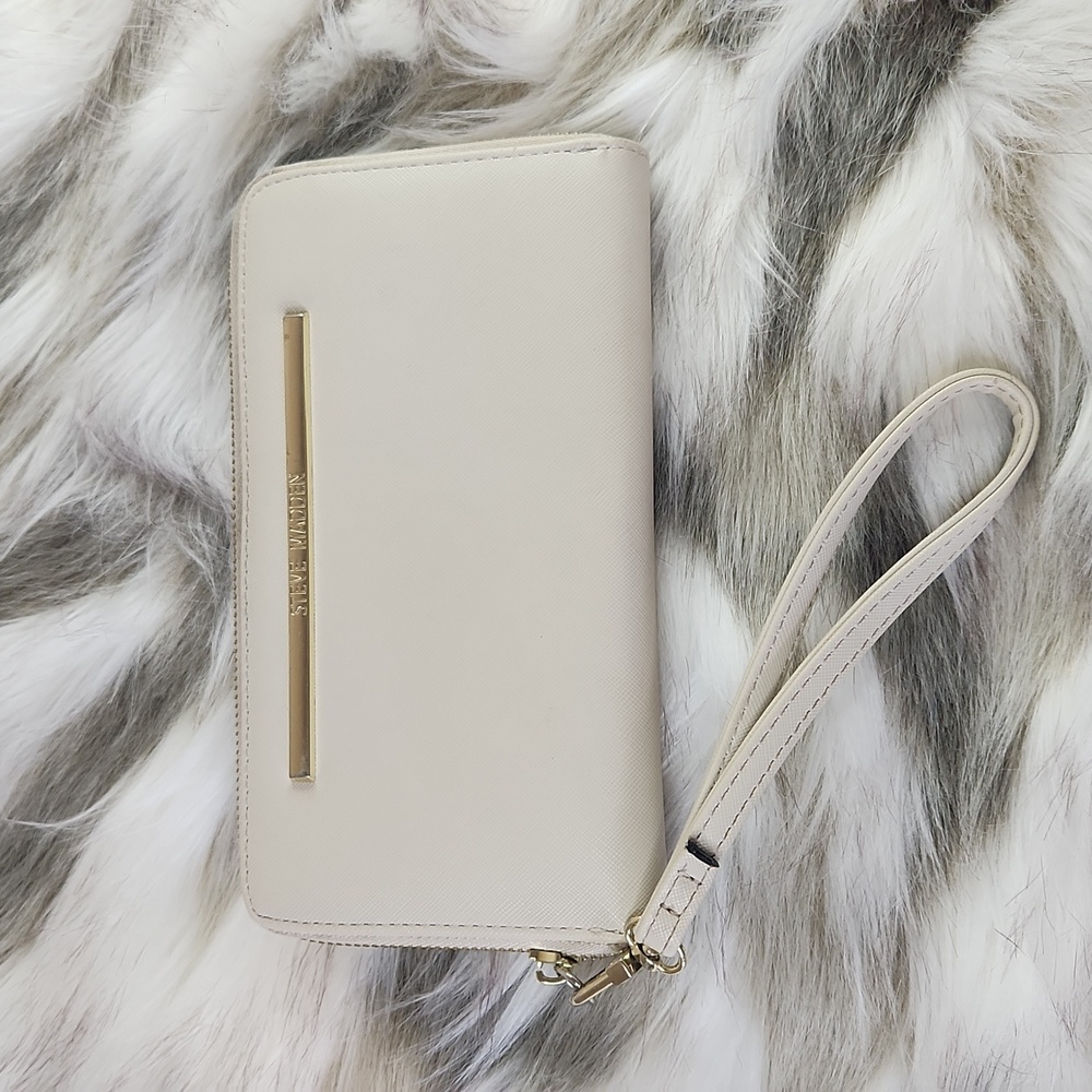 Steve Madden Cream Colored Wristlet Clutch Wallet. Size 8x5"